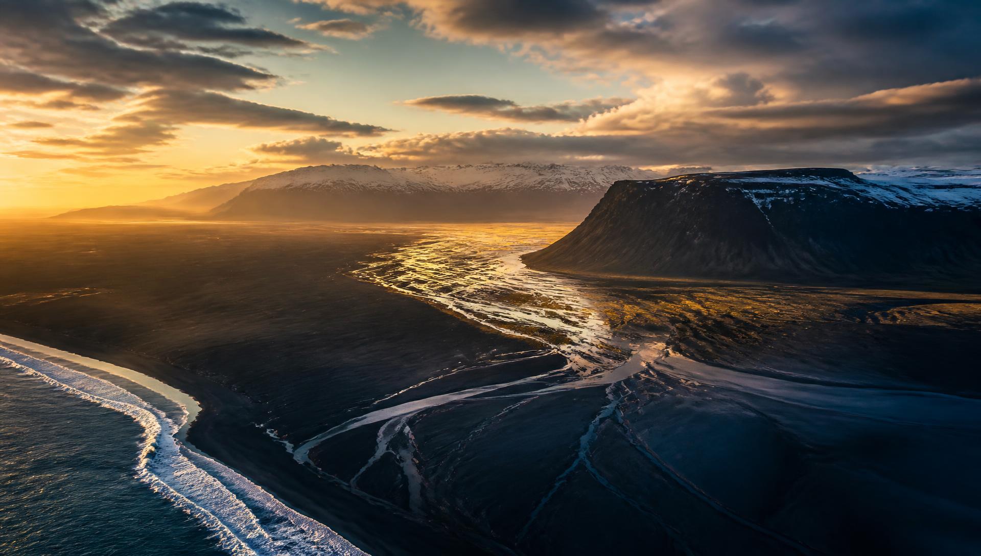 Íslenskt landslag í gullnu kvöldljósi